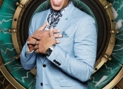 Simon Gross in light blue jacket 2