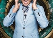 Simon Gross in light blue jacket 3